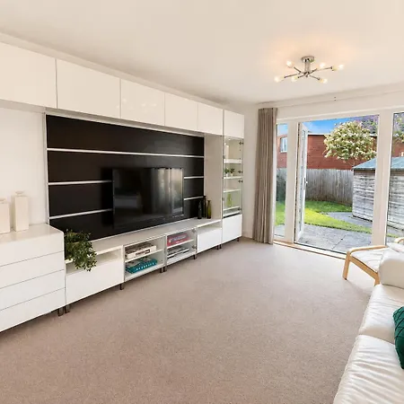 Modern 4-bed Detached In Stoke Gifford * Bristol