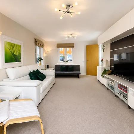 Modern 4-bed Detached In Stoke Gifford Apartment