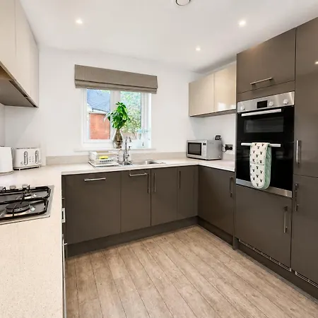 Apartment Modern 4-bed Detached In Stoke Gifford *