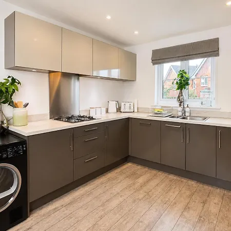 Modern 4-bed Detached In Stoke Gifford Apartment *