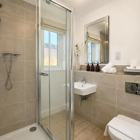 Apartment Modern 4-bed Detached In Stoke Gifford
