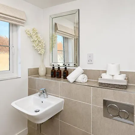 Apartment Modern 4-bed Detached In Stoke Gifford